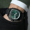 Montre stylée Française portée par un homme.