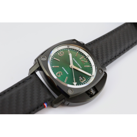 HD11 Germinal avec bracelet en cuir au motif carbone, cadran vert émeraude, boîtier, lunette et protège couronne en PVD noir.