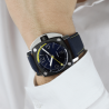 Montre de sport Humbert Droz avec gros protège couronne et bracelet bleu avec surpiqûres jaune.