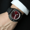 Montre habillée Humbert Droz HD11 avec cadran rouge et blanc et bracelet en cuir motif carbone et sa boucle déployante.