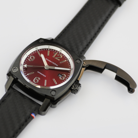 HD11 Thermidor, cadran rouge soleillé et rehaut blanc. Protège couronne relevé pour le réglage de l'heure et date.