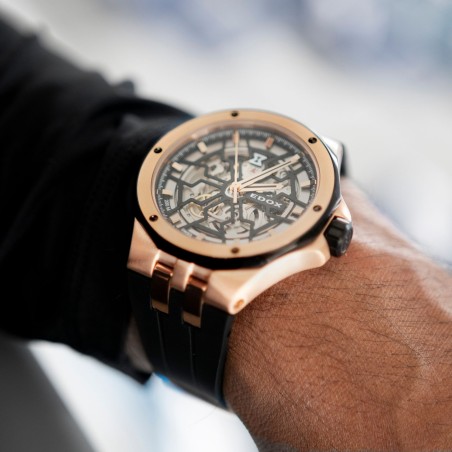 Montre de sport Suisse étanche à 200m sur bracelet caoutchouc.