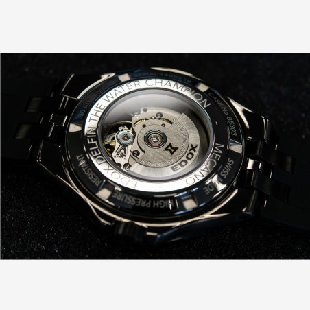 Fond de boîte transparent Edox, mouvement mécanique visible avec balancier gravé et finitions horlogères.