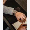 Montre haut de gamme Suisse avec mouvement automatique, boîtier rose gold et bracelet silicone noir mat.