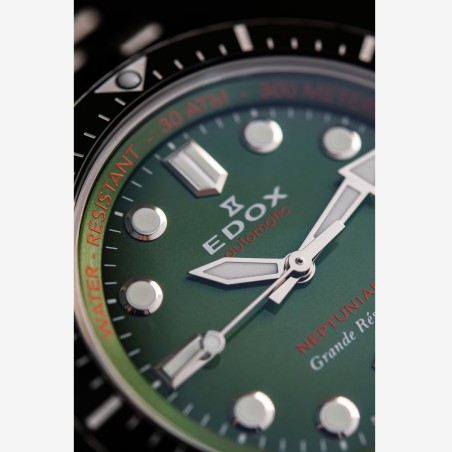 Montre de plongée pour homme avec aiguille et index luminescents en Super-luminova X1.