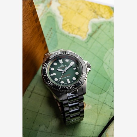 Tool watch Edox avec bracelet acier et fermoir déployant.