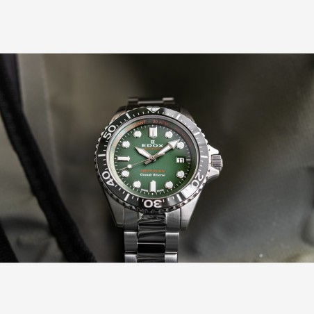 Montre homme en acier avec son bracelet 3 maillons polis et brossés.