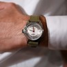 Montre Carlingue en acier et bracelet tissu, résistante et élégante à la fois. Military portée au poignet.