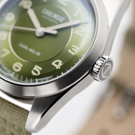Boîtier Carlingue en acier inoxydable 316L aux finitions polies et brossées avec une couronne gravée du logo de la marque.