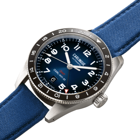 Montre d'aviation Française avec carrure en acier inoxydable 316L, cadran noir et bleu avec index en chiffres arabes.