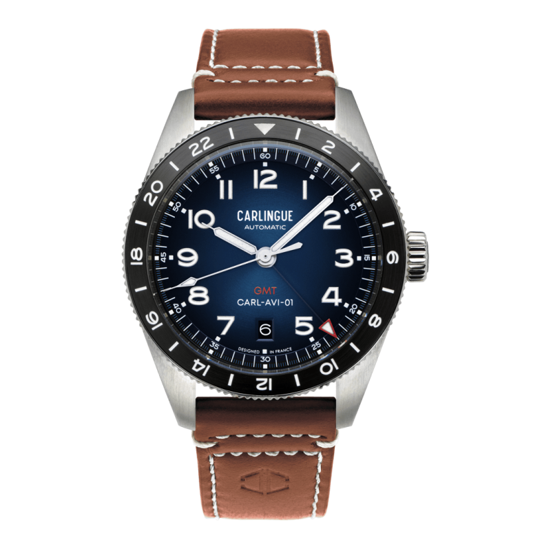 Montre Automatique Carlingue Aviation 01 avec son cadran bleu et son bracelet en cuir cognac.