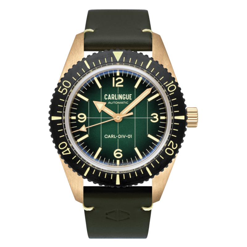 Montre Française Carlingue Diver 01 Bronze CT-001-A avec boîtier en bronze massif, cadran vert et bracelet en cuir vert foncé.