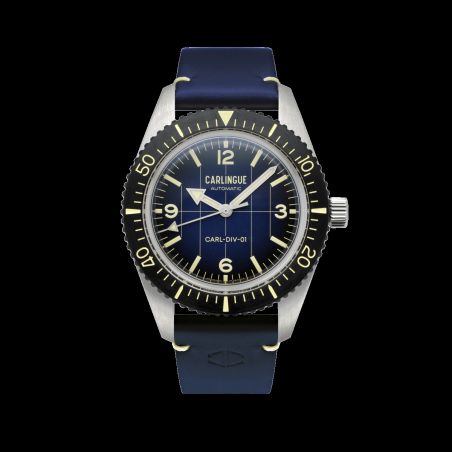 Diver watch Carlingue avec son bracelet en cuir bleu gravé du logo de la marque.