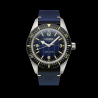 Diver watch Carlingue avec son bracelet en cuir bleu gravé du logo de la marque.