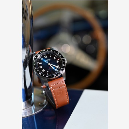 Carlingue Aviation 01 avec boîtier en acier 316L , cadran bleu et lunette noire.