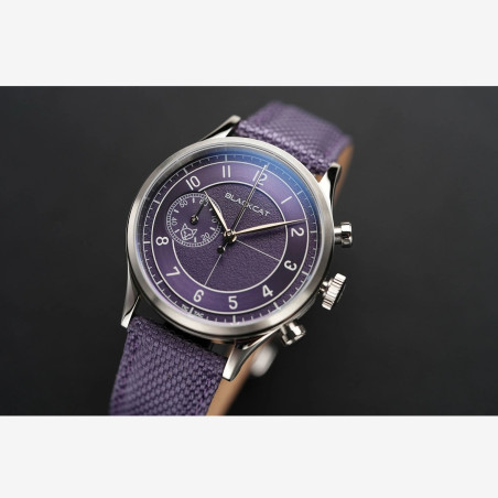 Montre Française tendance et moderne avec boîtier acier et cadran violet texturé.