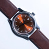 Montre automatique française en acier et bracelet en cuir.