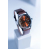 Montre classique cadran marron et boîtier acier.