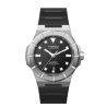H992 H4 au cadran noir mat, date à 6h, boîte en acier 316L et bracelet rubber noir.