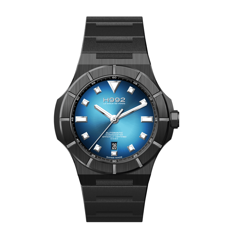 H992 H4 celestial blue en DLC noir et bracelet intégré caoutchouc noir, cadran bleu clair et finition soleillé.