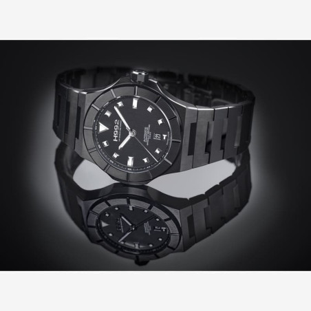 Montre automatique toute noire, mouvement suisse, bracelet intégré et étanche à 100 mètres.