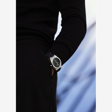 Montre automatique Suisse cadran full black, sans index et petite secondes à 6h.