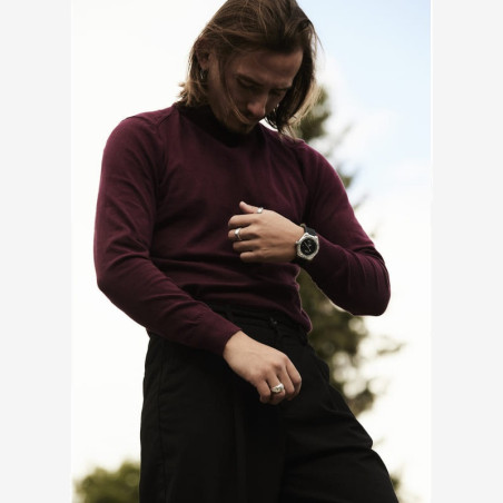 Homme portant une montre H992 à son poignet.