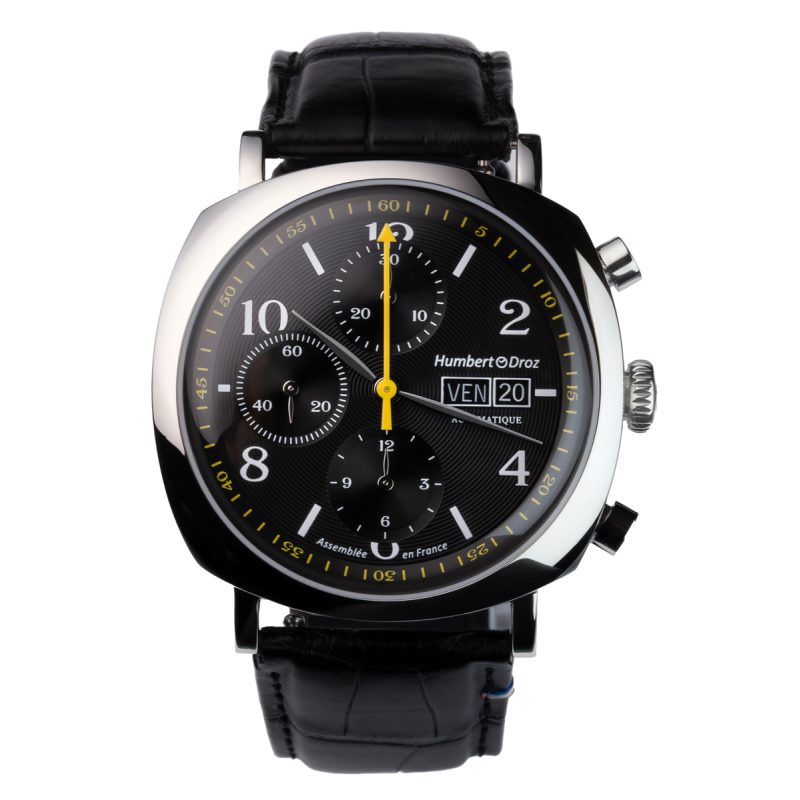 Chronographe Français Humbert Droz HD6.1 Eclipse, un boîtier forme coussin en acier, un cadran noir et un bracelet en cuir.