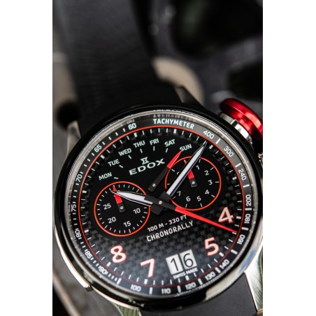 Montre Edox avec un cadran carbone, des aiguilles rouges, un verre saphir et une Big date