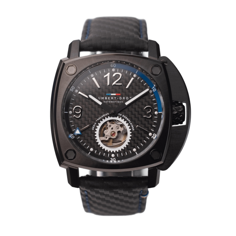 Montre noire Française Humbert Droz HD10 Romain Grégoire, avec cadran noir et bleu et bracelet en cuir.