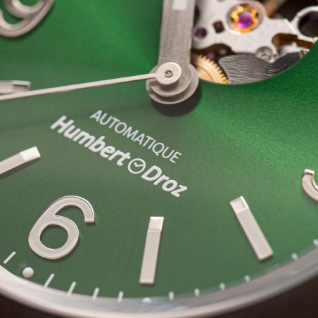 Cadran vert émeraude finition soleillé de la Humbert Droz HD1 Chrome avec index appliqués et cœur ouvert.