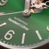 Cadran vert émeraude finition soleillé de la Humbert Droz HD1 Chrome avec index appliqués et cœur ouvert.