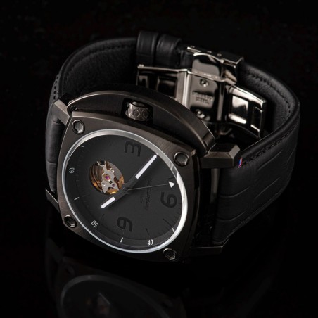 Montre automatique toute noire avec cadran cœur ouvert et fond de boîte transparent.