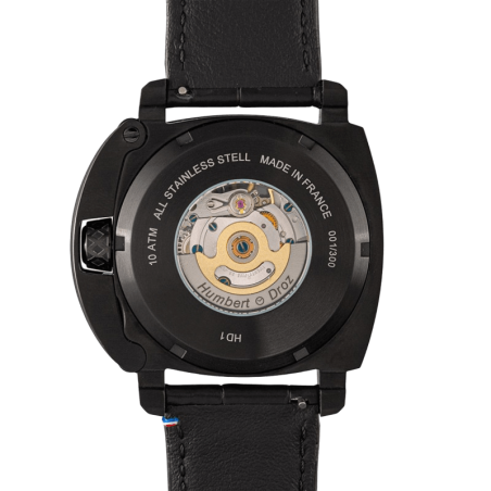 Montre intégralement noire avec fond ouvert et protège couronne.