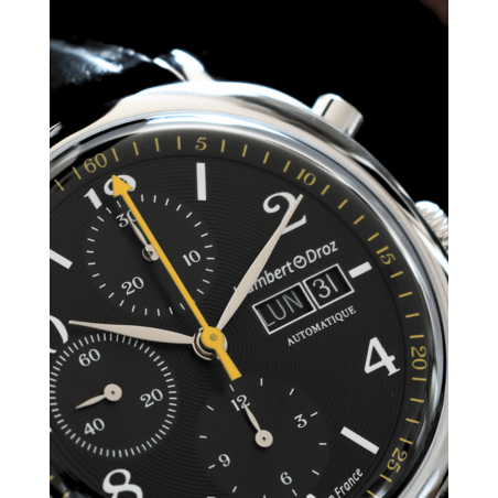 HD6.1 Eclipse, index bâtons et chiffres arabes, aiguilles feuilles, aiguille chronomètre jaune, jour et date à 3h.