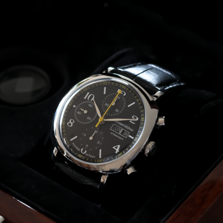 Montre de sport noire pour homme avec une aiguille jaune.