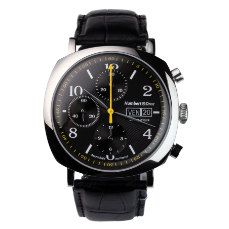 Chronographe Français Humbert Droz HD6.1 Eclipse, un boîtier forme coussin en acier, un cadran noir et un bracelet en cuir.