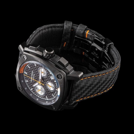 Montre de sport automatique avec bracelet en cuir motif carbone, surpiqûres orange et boucle déployante.