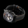 Montre de sport automatique avec bracelet en cuir motif carbone, surpiqûres orange et boucle déployante.